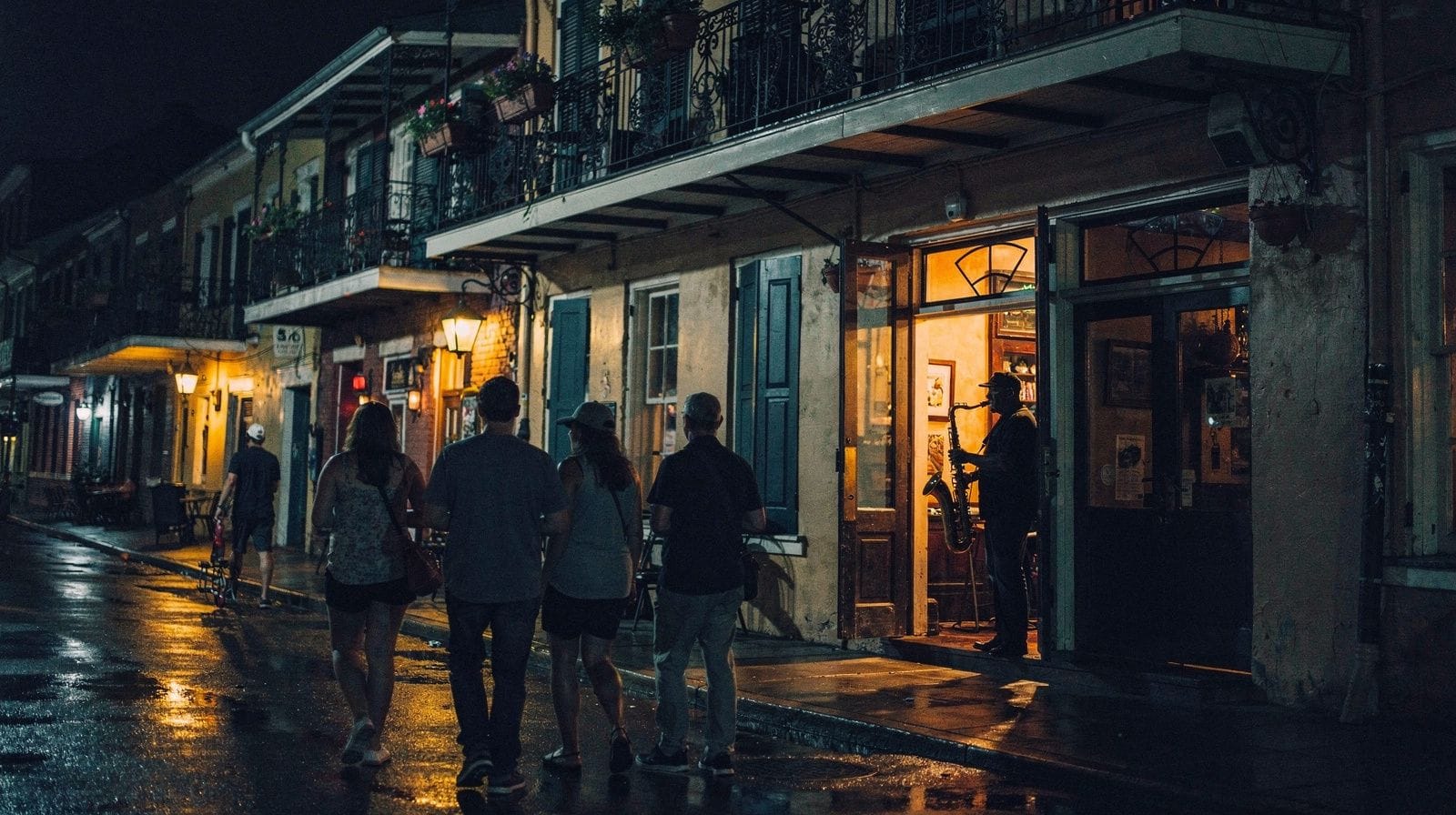 Frenchmen Street a mezzanotte inoltrata