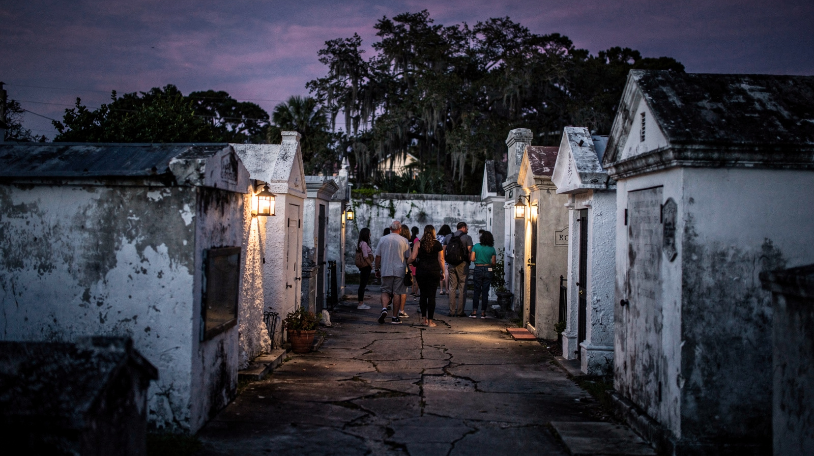 Ghost and vampire tours